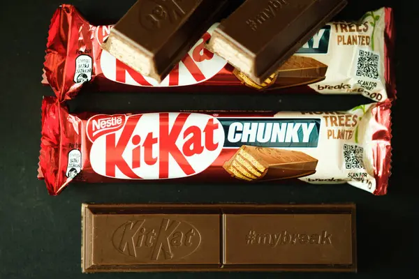 Londra İngiltere, 11 Mayıs 2025, Nestle Milk Chocolate Chunky KitKat Çikolata