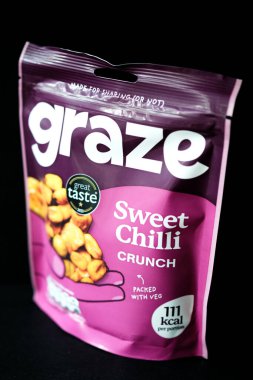 Londra İngiltere, 12 Mayıs 2025, Graze Sweet Chilli Crunchy Savoury Snack Paketi