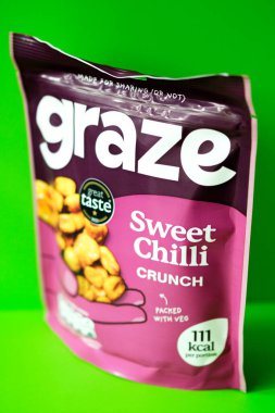 Londra İngiltere, 12 Mayıs 2025, Graze Sweet Chilli Crunchy Savoury Snack Paketi
