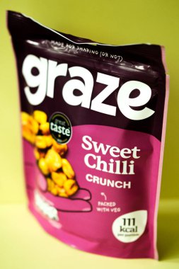 Londra İngiltere, 12 Mayıs 2025, Graze Sweet Chilli Crunchy Savoury Snack Paketi