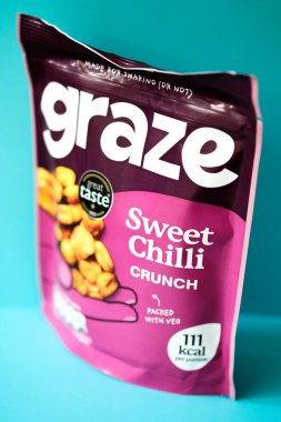 Londra İngiltere, 12 Mayıs 2025, Graze Sweet Chilli Crunchy Savoury Snack Paketi