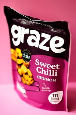 Londra İngiltere, 12 Mayıs 2025, Graze Sweet Chilli Crunchy Savoury Snack Paketi
