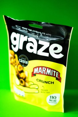 Londra İngiltere, 12 Mayıs 2025, Graze Marmite Paketi Crunchy Savoury Snack