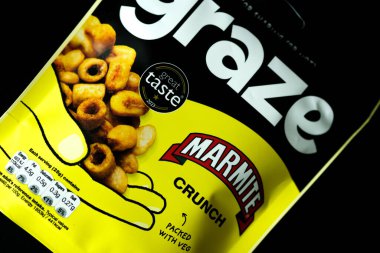 Londra İngiltere, 12 Mayıs 2025, Graze Marmite Paketi Crunchy Savoury Snack