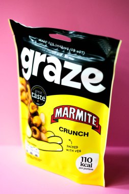 Londra İngiltere, 12 Mayıs 2025, Graze Marmite Paketi Crunchy Savoury Snack