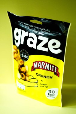 Londra İngiltere, 12 Mayıs 2025, Graze Marmite Paketi Crunchy Savoury Snack