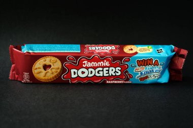 Londra İngiltere, 12 Mayıs 2025, Popüler Jammie Dodgers Rasperry Lezzetli Bisküviler Paketi