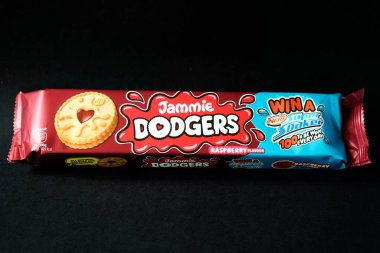 Londra İngiltere, 12 Mayıs 2025, Popüler Jammie Dodgers Rasperry Lezzetli Bisküviler Paketi