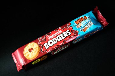 Londra İngiltere, 12 Mayıs 2025, Popüler Jammie Dodgers Rasperry Lezzetli Bisküviler Paketi