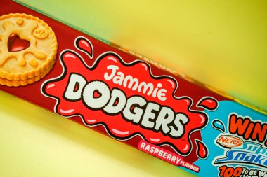 Londra İngiltere, 12 Mayıs 2025, Popüler Jammie Dodgers Rasperry Lezzetli Bisküviler Paketi