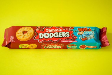 Londra İngiltere, 12 Mayıs 2025, Popüler Jammie Dodgers Rasperry Lezzetli Bisküviler Paketi