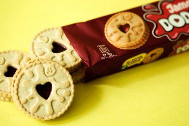 Londra İngiltere, 12 Mayıs 2025, Popüler Jammie Dodgers Rasperry Lezzetli Bisküviler Paketi