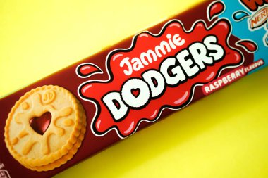 Londra İngiltere, 12 Mayıs 2025, Popüler Jammie Dodgers Rasperry Lezzetli Bisküviler Paketi