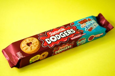 Londra İngiltere, 12 Mayıs 2025, Popüler Jammie Dodgers Rasperry Lezzetli Bisküviler Paketi
