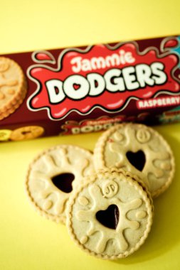 Londra İngiltere, 12 Mayıs 2025, Popüler Jammie Dodgers Rasperry Lezzetli Bisküviler Paketi