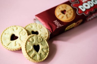Londra İngiltere, 12 Mayıs 2025, Popüler Jammie Dodgers Rasperry Lezzetli Bisküviler Paketi