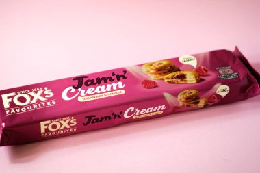 Londra İngiltere, 12 Mayıs 2025, Foxs Jam and Cream Raspberry ve Vanilyalı Bisküvi Paketi