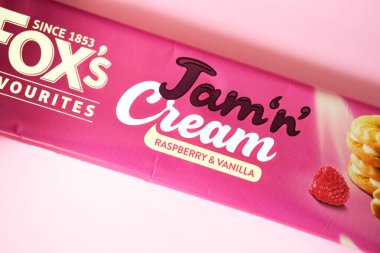 Londra İngiltere, 12 Mayıs 2025, Foxs Jam and Cream Raspberry ve Vanilyalı Bisküvi Paketi