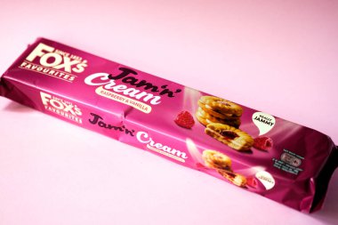 Londra İngiltere, 12 Mayıs 2025, Foxs Jam and Cream Raspberry ve Vanilyalı Bisküvi Paketi