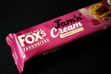 Londra İngiltere, 12 Mayıs 2025, Foxs Jam and Cream Raspberry ve Vanilyalı Bisküvi Paketi