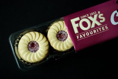Londra İngiltere, 12 Mayıs 2025, Foxs Jam and Cream Raspberry ve Vanilyalı Bisküvi Paketi