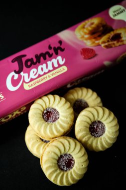 Londra İngiltere, 12 Mayıs 2025, Foxs Jam and Cream Raspberry ve Vanilyalı Bisküvi Paketi