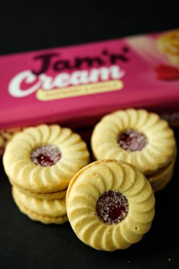 Londra İngiltere, 12 Mayıs 2025, Foxs Jam and Cream Raspberry ve Vanilyalı Bisküvi Paketi
