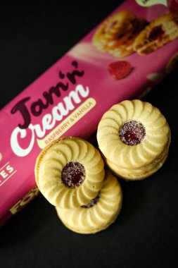 Londra İngiltere, 12 Mayıs 2025, Foxs Jam and Cream Raspberry ve Vanilyalı Bisküvi Paketi