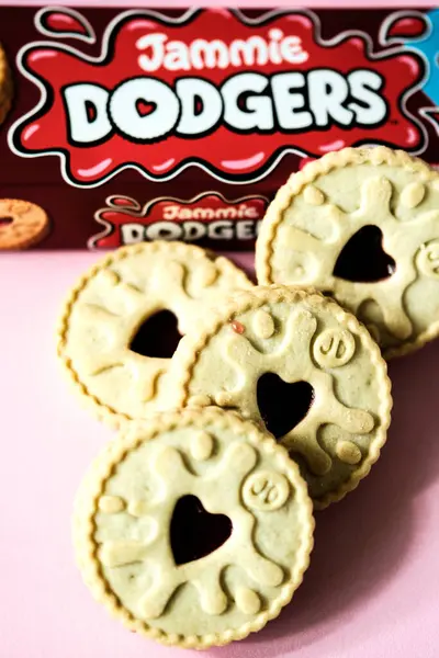 Londra İngiltere, 12 Mayıs 2025, Popüler Jammie Dodgers Rasperry Lezzetli Bisküviler Paketi