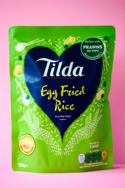 Londra İngiltere, 14 Mayıs 2025, Tilda Mikrodalgalanabilir Yumurta Kızartılmış Pirinç Gıda Staple Paketi