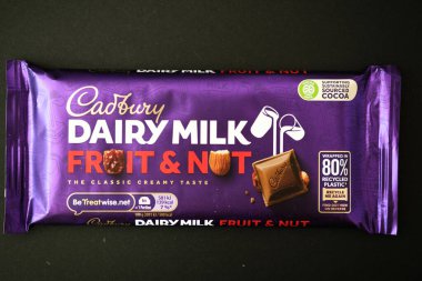 Londra İngiltere, 16 Mayıs 2025, Cadbury Sütlü Süt ve Fındık Çikolatası Tek Bar