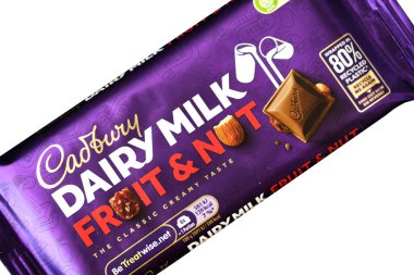 Londra İngiltere, 16 Mayıs 2025, Cadbury Sütlü Süt ve Fındık Çikolatası Tek Bar