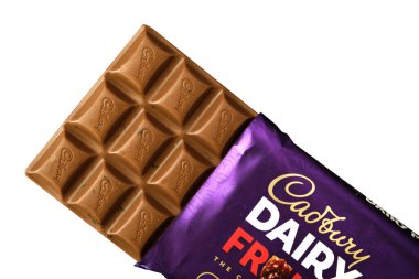 Londra İngiltere, 16 Mayıs 2025, Cadbury Sütlü Süt ve Fındık Çikolatası Tek Bar