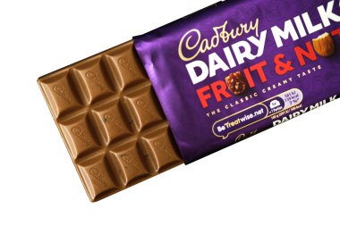 Londra İngiltere, 16 Mayıs 2025, Cadbury Sütlü Süt ve Fındık Çikolatası Tek Bar
