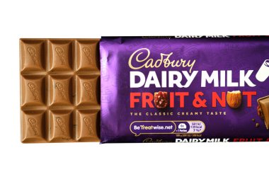 Londra İngiltere, 16 Mayıs 2025, Cadbury Sütlü Süt ve Fındık Çikolatası Tek Bar