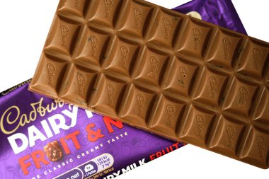 Londra İngiltere, 16 Mayıs 2025, Cadbury Sütlü Süt ve Fındık Çikolatası Tek Bar