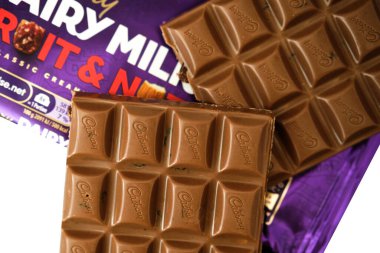 Londra İngiltere, 16 Mayıs 2025, Cadbury Sütlü Süt ve Fındık Çikolatası Tek Bar