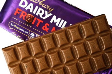 Londra İngiltere, 16 Mayıs 2025, Cadbury Sütlü Süt ve Fındık Çikolatası Tek Bar