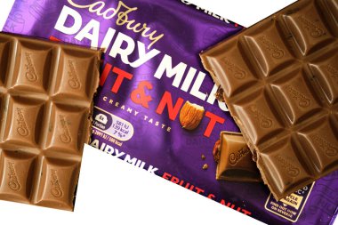 Londra İngiltere, 16 Mayıs 2025, Cadbury Sütlü Süt ve Fındık Çikolatası Tek Bar