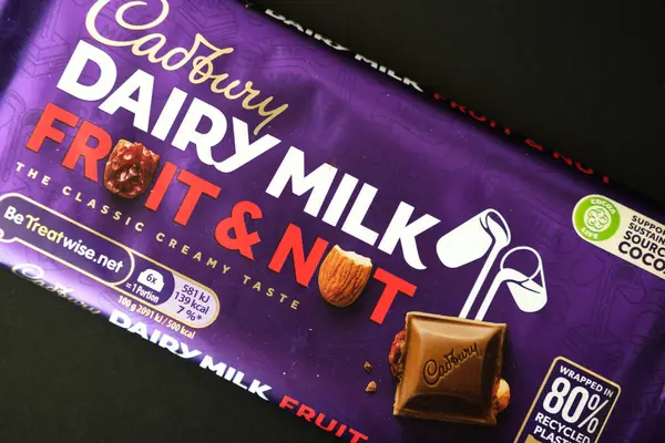 Londra İngiltere, 16 Mayıs 2025, Cadbury Sütlü Süt ve Fındık Çikolatası Tek Bar