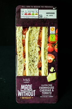 Londra İngiltere, 16 Mayıs 2025, Marks ve Spencer Farmhouse Cheddar Cheese ve Domates Sandviçi