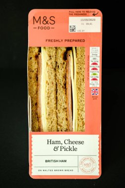 Londra İngiltere, 16 Mayıs 2025, Marks ve Spencer Tasty Jambon, Peynir ve Turşu Sandviçi