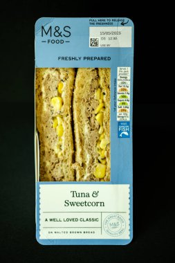 Londra İngiltere, 16 Mayıs 2025, Marks ve Spencer Klasik Tuna ve Sweetcorn Klasik Popüler Sandviç