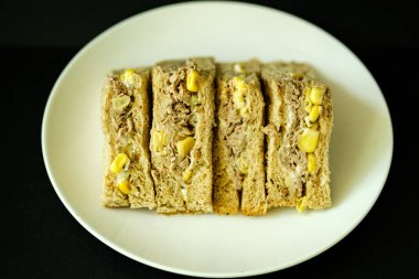 Londra İngiltere, 16 Mayıs 2025, Klasik Tuna ve Tatlı Mısır Klasik Popüler Sandviçi