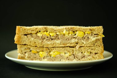 Londra İngiltere, 16 Mayıs 2025, Klasik Tuna ve Tatlı Mısır Klasik Popüler Sandviçi