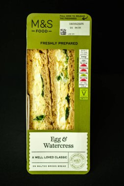 Londra İngiltere, 16 Mayıs 2025, Marks ve Spencer Klasik ve Popüler Yumurta ve Su Teresi Sandviçi