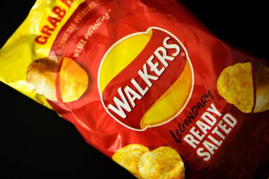 Londra İngiltere, 16 Mayıs 2025, Klasik Yürüyüş Çantası Tuzlu Patates Cipsi