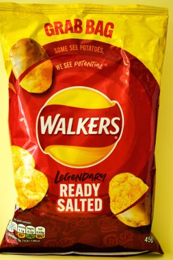 Londra İngiltere, 16 Mayıs 2025, Klasik Yürüyüş Çantası Tuzlu Patates Cipsi