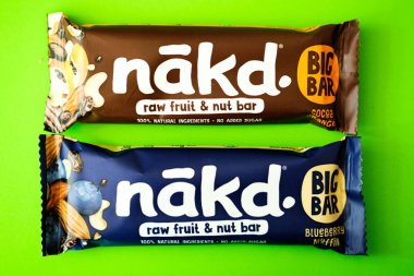 Londra İngiltere, 16 Mayıs 2025, İki Çubuk Yumuşak ve Çiğnenmemiş Çiğ Meyve ve ve Fındık Sağlıklı Atıştırmalık