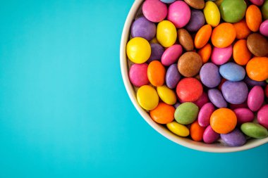Londra İngiltere, 17 Mayıs 2025, A Bowl of Classic Nestle Smarties Sugar Coated Sweets